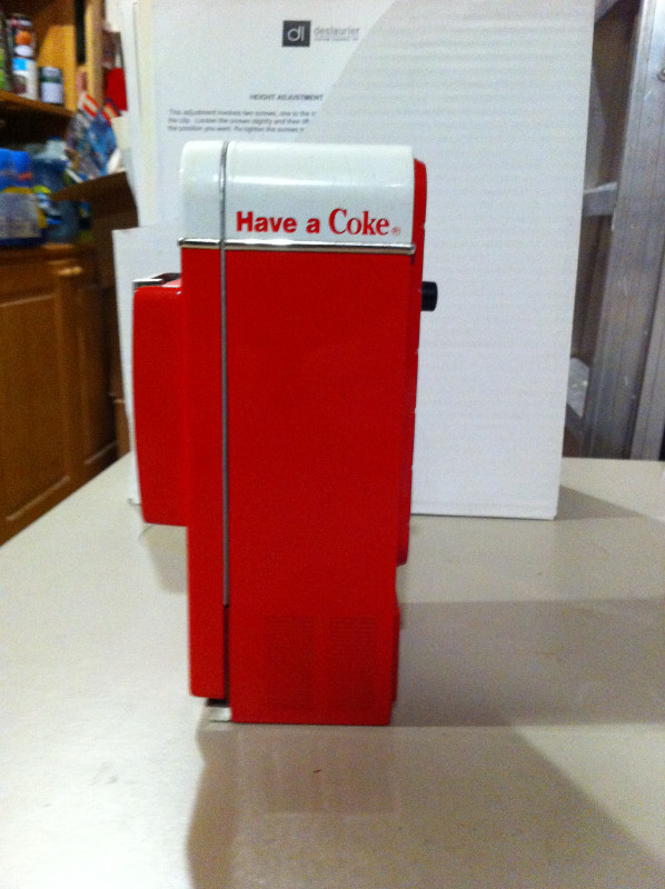 Coca Cola-Vintage 1994 Diecast Vending Machine Musical Coin Bank in Arts & Collectibles in Ottawa - Image 3