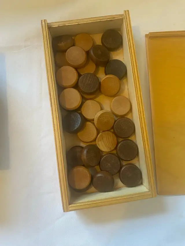 antique large inlaid backgammon & chess set.21 1/2”x21 1/2”. in Toys & Games in Markham / York Region - Image 9