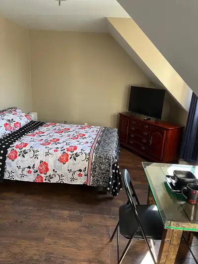 Master bedroom for rent / female only