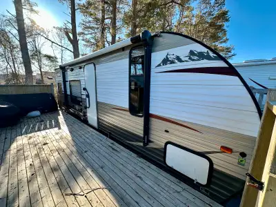 This well maintained RV is perfect for couples! It is 29.3” in length and can sleep up to six. The m...