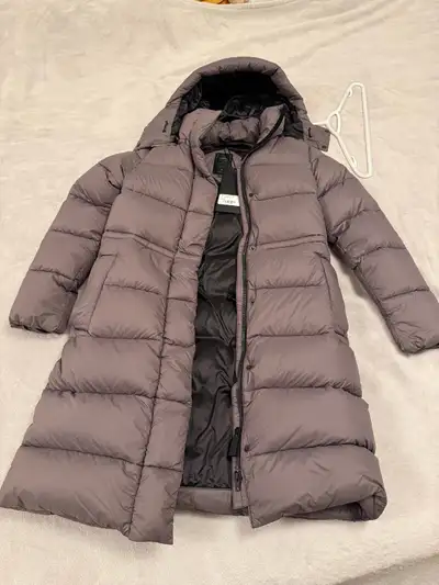 Brand New authentic with tags and it’s a Limited Edition so it’s discontinued from Canada Goose. Ret...