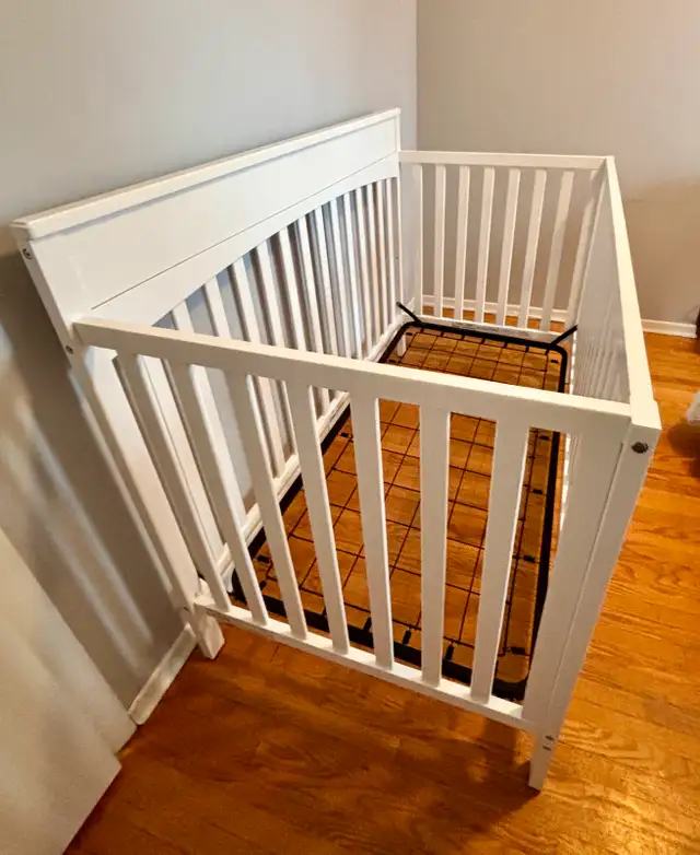 Convertible Crib with Rails in Cribs in Markham / York Region - Image 2