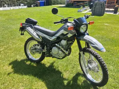 Moto Yamaha XT250 acheter comme cadeau de retraite mais incapable de la rouler sécuritairement du a...