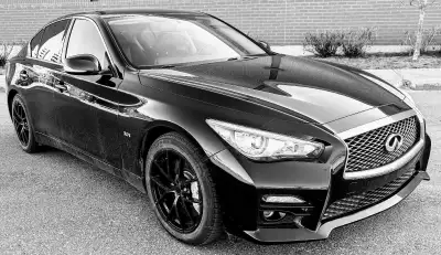 Offering a set of used 18-inch mags paired with Michelin winter tires, perfect for safe winter drivi...