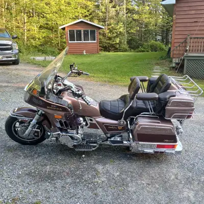 1986, excellent condition. Safety inspection last Fall. Mileage is 109,848 kms.