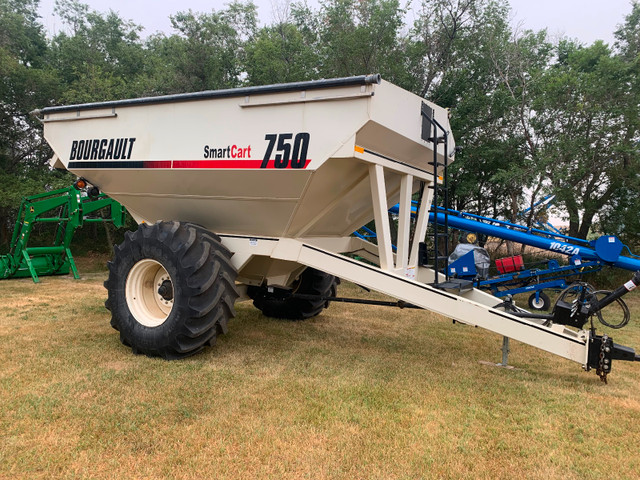 Bourgault 750 Grain Cart in Farming Equipment in Regina