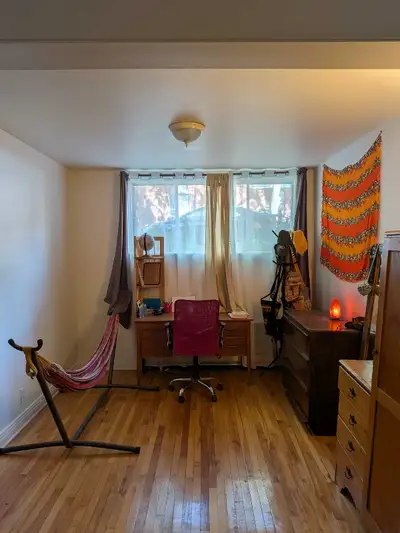 Salut ✨ Je cherche quelqu'un pour sous-louer ma chambre du 18 octobre 2026 au 18 décembre 2026:) La...