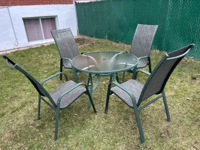 Donnez à votre espace extérieur un style accueillant avec cet ensemble de patio 4 places. Comprenant...