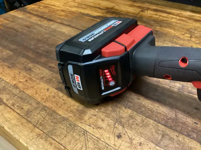 MILWAUKEE M18 FUEL BR. 15MM RANDOM ORBITAL POLISHER/6.0 AH BATT. in Power Tools in Barrie - Image 11