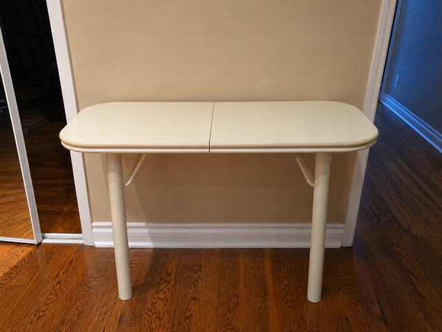 Kitchen / Dining Table + 4 chairs in Dining Tables & Sets in Markham / York Region - Image 4
