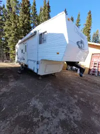 2003 28.5ft forest river Cherokee 5th wheel