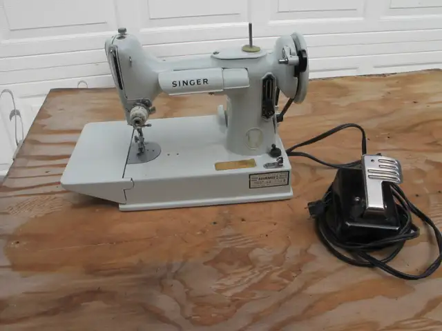 Vintage WHITE Singer Feather-Weight Sewing Machine in Arts & Collectibles in Regina - Image 2