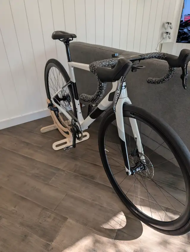 Cannondale Supersix Evo 51cm Sram Force AXS Groupset in Road in Kingston - Image 3