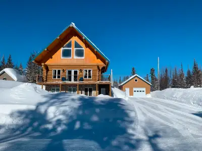 Chalet en bois rond construction 2006 ski-in/ski-out, sur trois étages incluant une mezzanine qui pe...