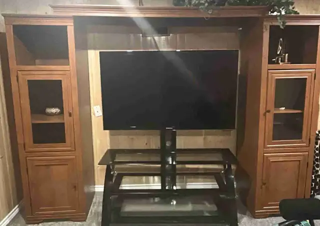 entertainment centre in TV Tables & Entertainment Units in Winnipeg - Image 2