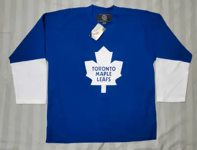 B 8C Here we have a brand new with tags Toronto maple leafs screen print jersey. In adult size XL ....