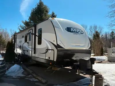 Belle roulotte spacieuse avec 2 chambres. une des chambres nous servait de bureau sur la route .