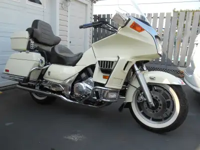 Color-lime-sorbet, stored in warm garage in winter, always kept in top condition. V4 engine, auto le...