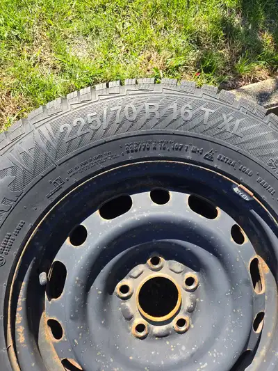 Je vends ces pneus d'hiver Gislaved de dimension 225/70R16 montés sur des jantes en acier robustes....