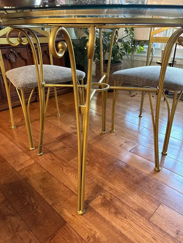 Glass dinning table (45”) and chairs in Dining Tables & Sets in Markham / York Region - Image 4