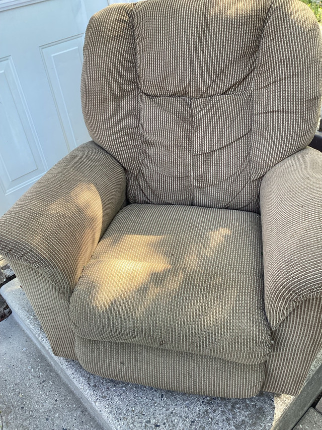 Lazy boy recliner in Chairs & Recliners in Chatham-Kent - Image 2