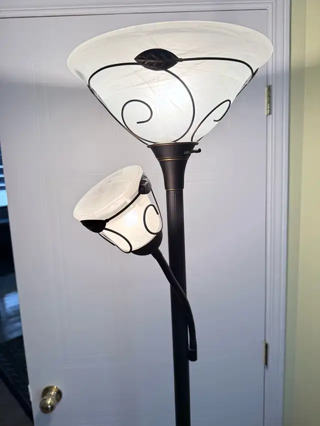 Lamp on metal stand in Indoor Lighting & Fans in Laval / North Shore - Image 3
