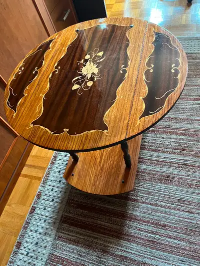 Belle table antique fabriquée en Italie