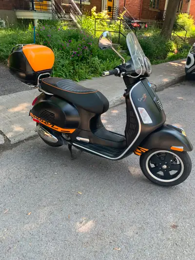 Scooter Vespa 2014 très bonne état avec beaucoup d'équipement n’ecessite un permis de moto