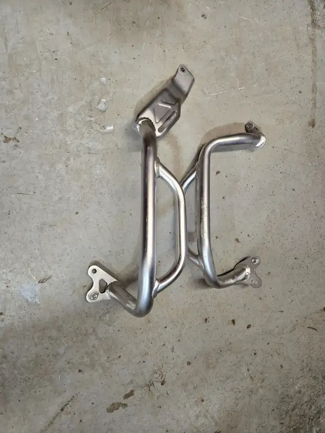 Africa twin 2023 crash bar Honda oem in Motorcycle Parts & Accessories in Laval / North Shore - Image 5