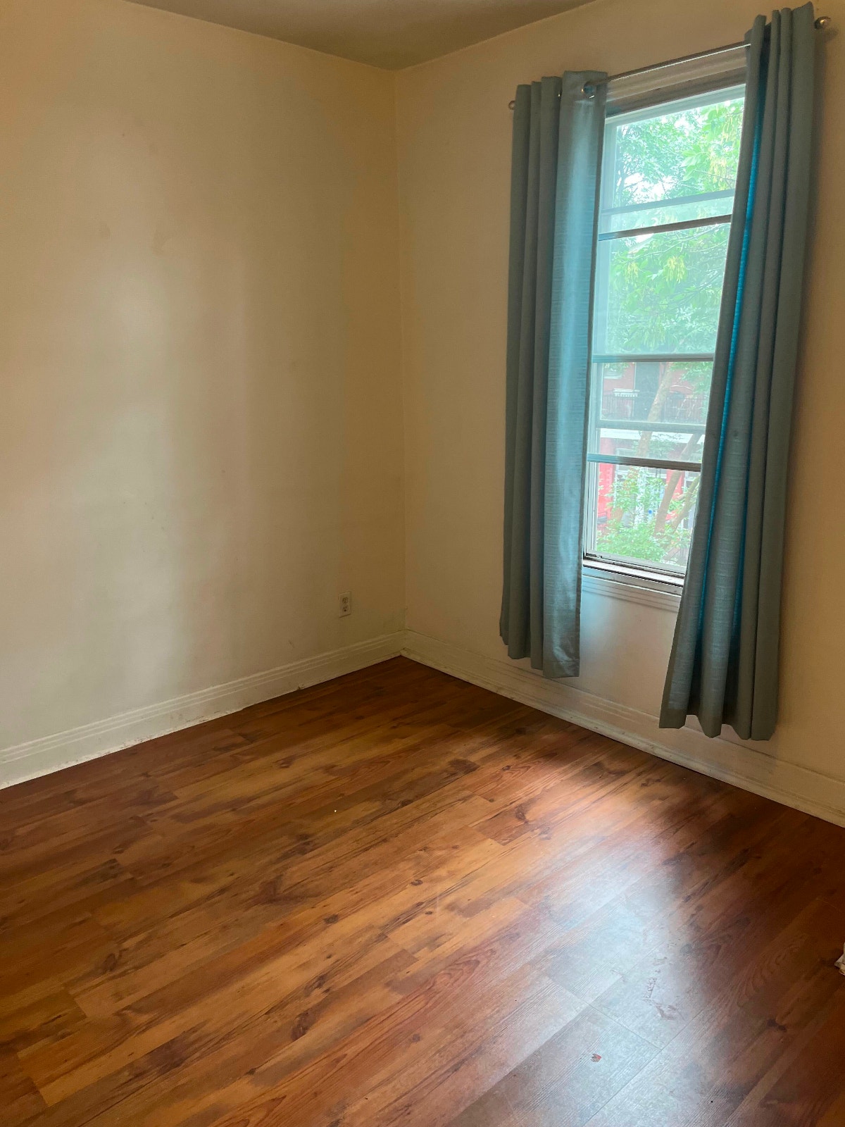 Big, bright 4.5 steps from Lionel Groulx metro (brick and wood) — photo 1