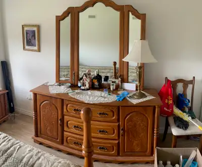 Ensemble assorti: Tête et pied de lit, commode 3 tiroirs et 2 panneaux avec grand miroir, armoire 2...