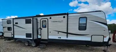 2018 31' Keystone Hideout Arctic. Pull behind with 2 slides and sleeps 10. Comes with 2 12 volt batt...