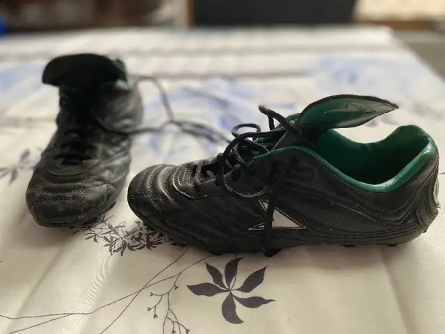 Kids soccer shoes (cleats)- sizes youth1- 4 available in Soccer in Ottawa - Image 4