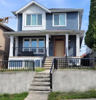 Unfurnished 2 bed / 2 bath plus den ½ duplex, complete top floor one level, approximately 940 sq ft....