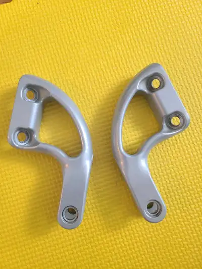 Vrod 02-06 passenger footpegs Mount $ 25 Vrod 02-06 thermostat housing brend new $ 40 Vrod 02-06 clu...