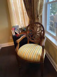 Superbe chaise en bois avec rembourrage de haute qualité 