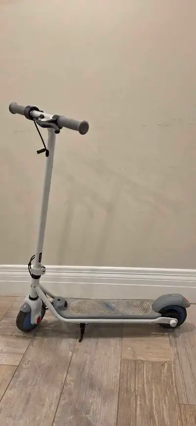 Je vends ma trottinette électrique Segway Ninebot E8 d'occasion ! Cette trottinette est idéale pour...
