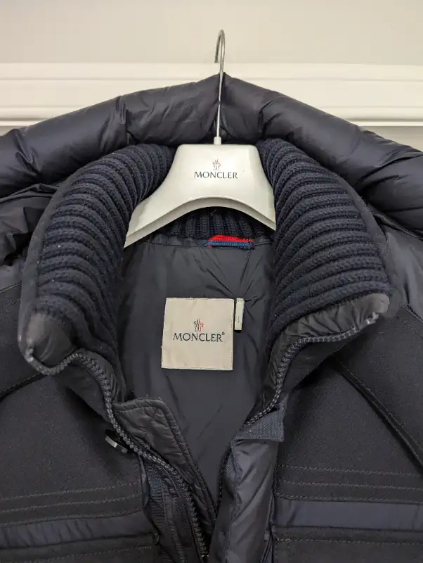 Moncler Rillieux Puffer Down Jacket Navy in Men's in Mississauga / Peel Region - Image 5