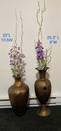 2 floor vases with decorations
