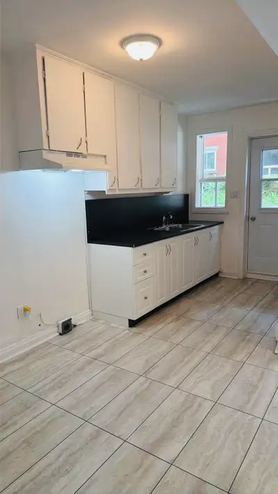 Beau grand 3 1/2 dans le vieux nord avec balcon, entrée laveuse sécheuse à proximité des services. C...