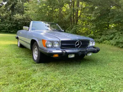 Superbe Mercedes 450 SL en bleu gris avec intérieur bleu et toit souple assorti. Véhicule en excelle...