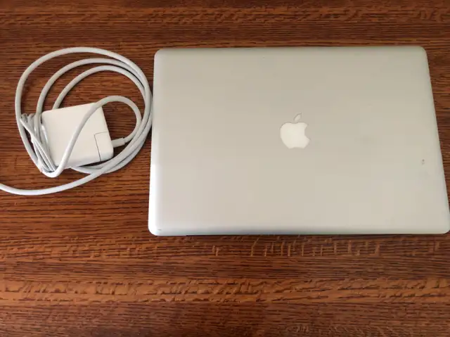 MacBook Pro Mid 2010 15" - cracked screen in Laptops in Kingston - Image 2