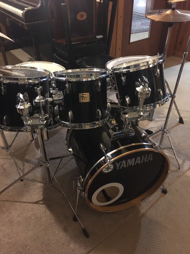 Yamaha 6 piece set complete w/ stool/ cymbals small sized kit Drums