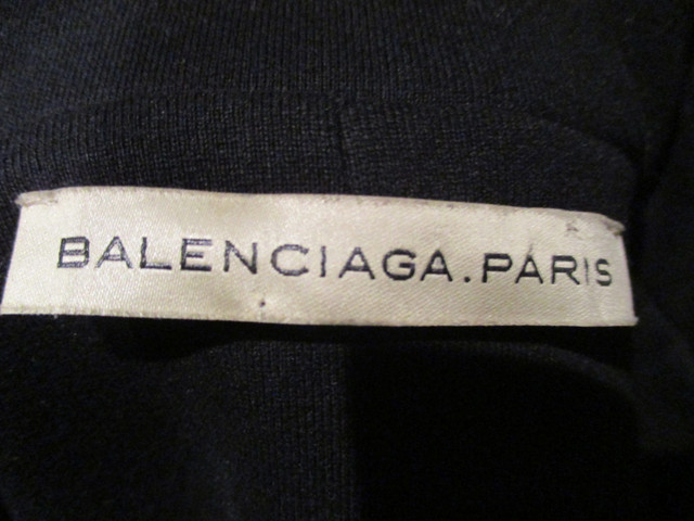 BALENCIAGA AUTHENTIQUE MANTEAU COL OVERSIZE dans Femmes - Hauts et vêtements d'extérieur  à Ville de Montréal - Image 4