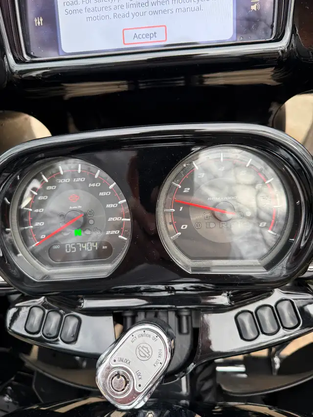 2021 Harley Davidson Road Glide Limited in Street, Cruisers & Choppers in London - Image 9