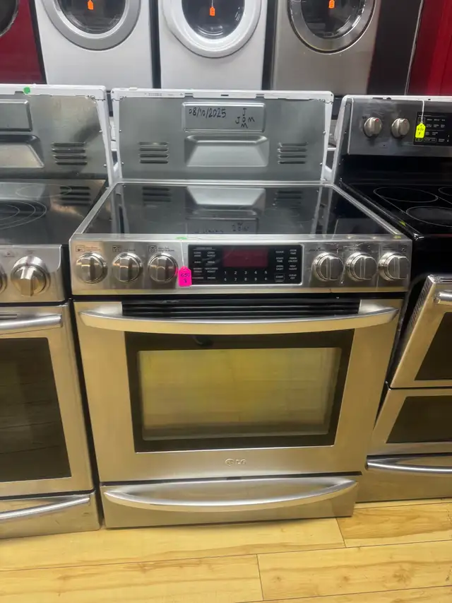 LG Electric Range in Stoves, Ovens & Ranges in Laval / North Shore - Image 2