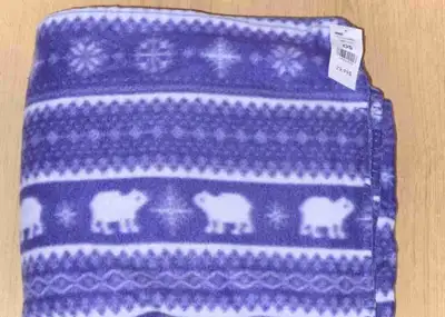 Couverture en molleton neuve à 15$, View more