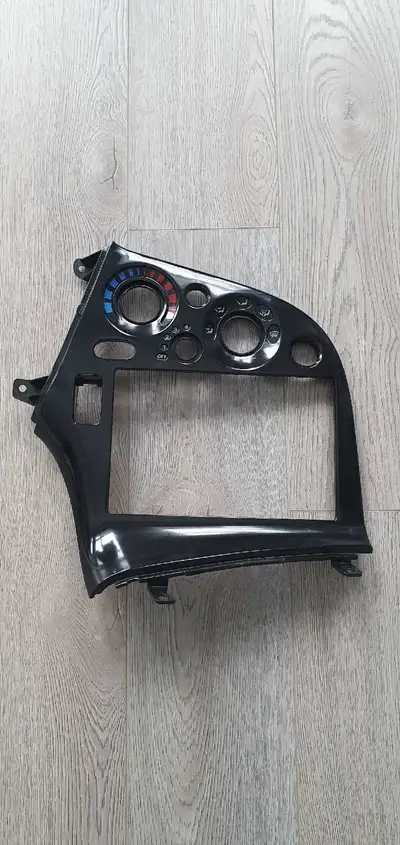 No damage. No cracks. Removed from 1993 Touring model, LHD. The factory rubbery finish has been wipe...