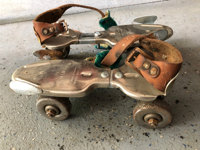 VINTAGE dominion roller skates in Arts & Collectibles in Hamilton - Image 3