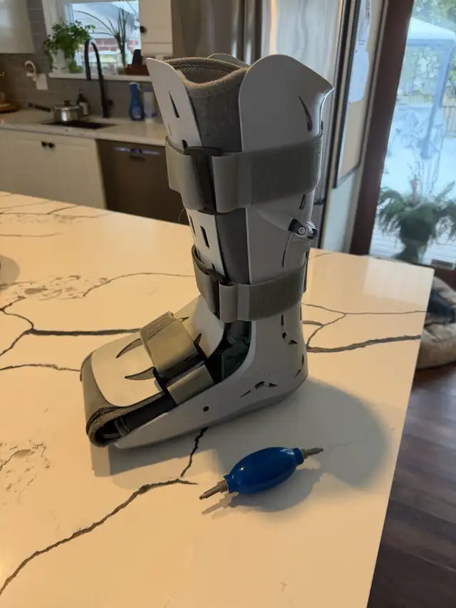 Walking Boot64589975793537120